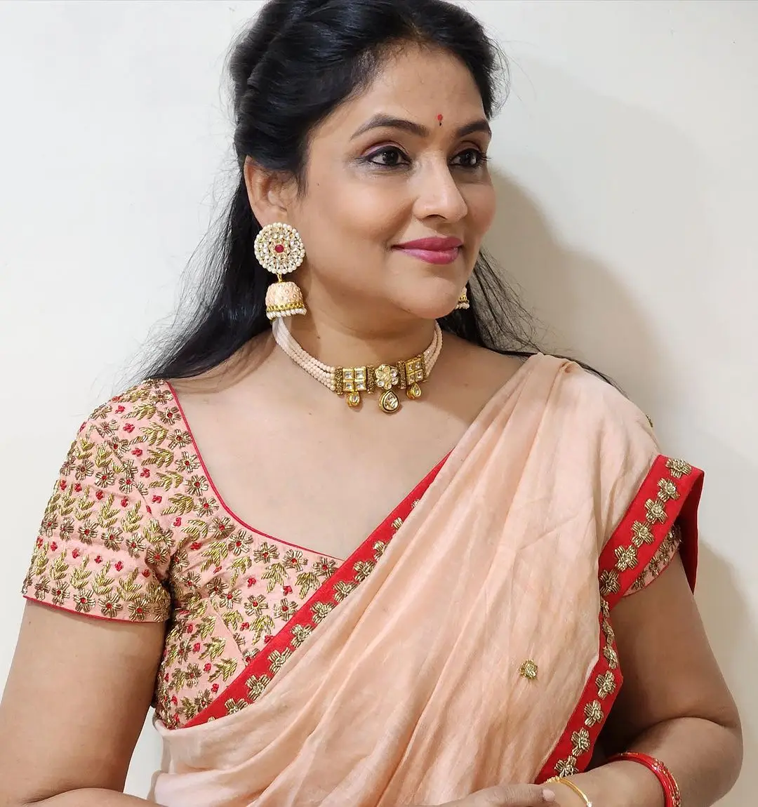 Telugu TV Actress Gayatri Bhargavi Photos In Pink Saree